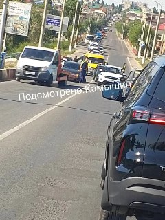 Пробка на Бородинском мосту: движение парализовано из-за автомобиля